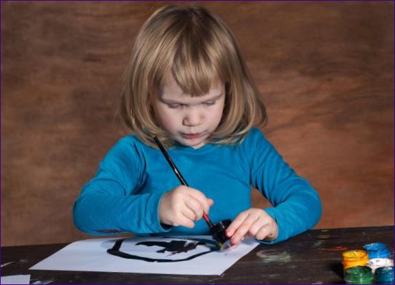 Vaikas piešia juodai: kada tai yra normalu ir kada reikia skambinti pavojaus signalu