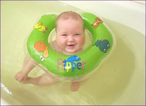 Kada maudyti kūdikį su apklotu: kaip dažnai, nuo kada?